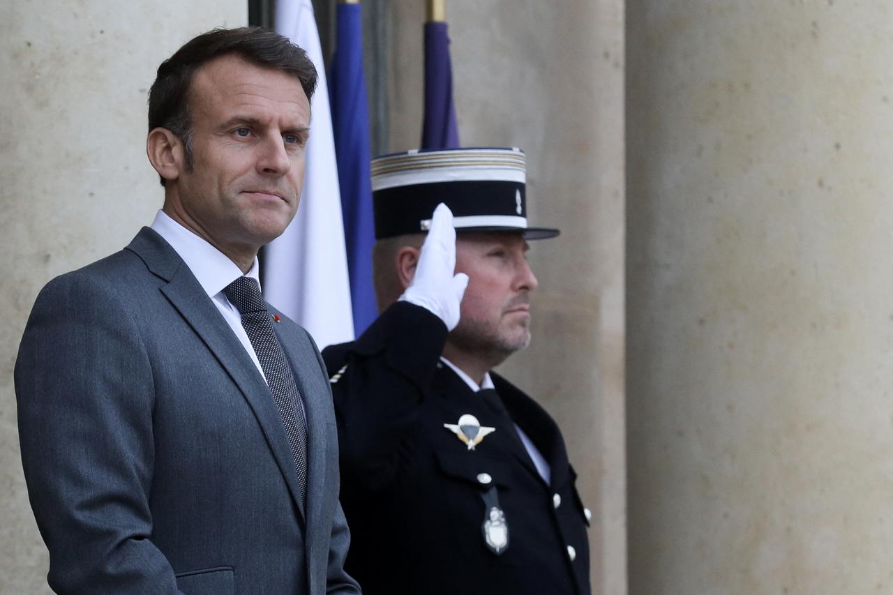 Le président français, Emmanuel Macron reçoit Fumio Kishida, Premier ministre du Japon, pour un déjeuner de travail au palais de l'Elysée à Paris